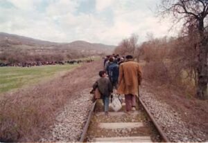 Ruim 1000 Kosovaarse vluchtelingen hebben de laatste 3 km naar de grens van Macedonie moeten lopen nadat ze per trein afgevoerd  Foto NRC H'Blad, Maurice Boyer 990331